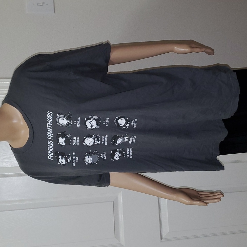 Teeturtle XL famous pawthors authors graphic tee